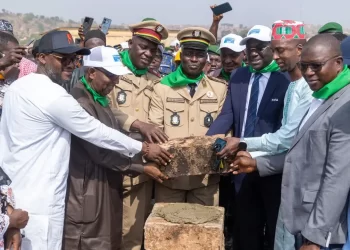 Football/Mamou : Pose de la première pierre d’un terrain à gazon synthétique