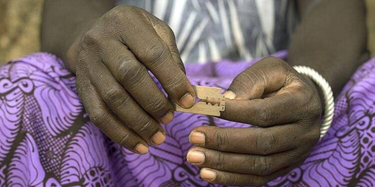 Guinée : sensibilisation et sanctions ne parviennent toujours pas à freiner les mutilations génitales féminines