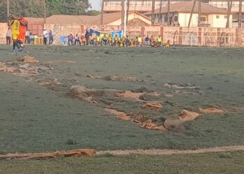 Dégradation avancée des pelouses synthétiques : Footballeurs et observateurs indignés par l&rsquo;état des lieux