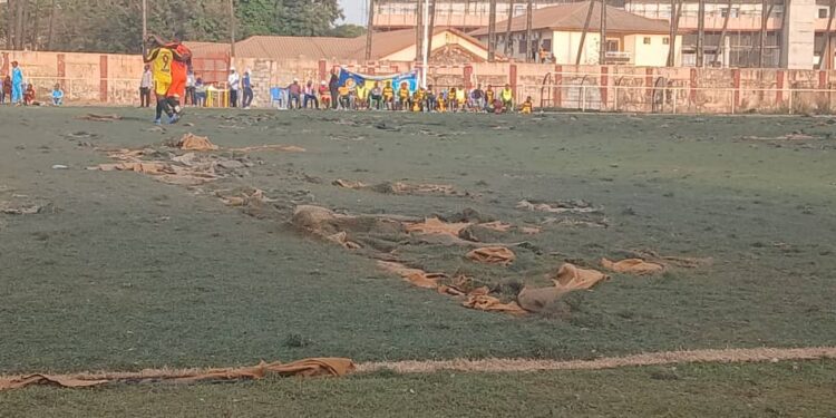 Dégradation avancée des pelouses synthétiques : Footballeurs et observateurs indignés par l&rsquo;état des lieux