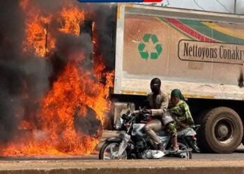 Conakry : un camion de ramassage d&rsquo;ordures prend feu à Yimbaya