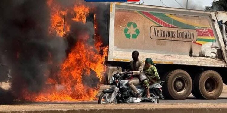 Conakry : un camion de ramassage d&rsquo;ordures prend feu à Yimbaya