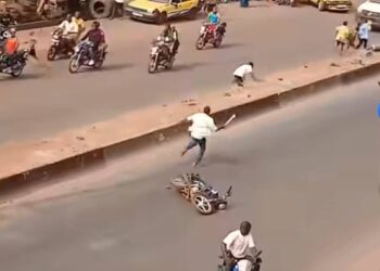 Conakry : accrochage entre jeunes autour de l&rsquo;affichage des photos du Gal Mamadi Doumbouya sur l&rsquo;axe