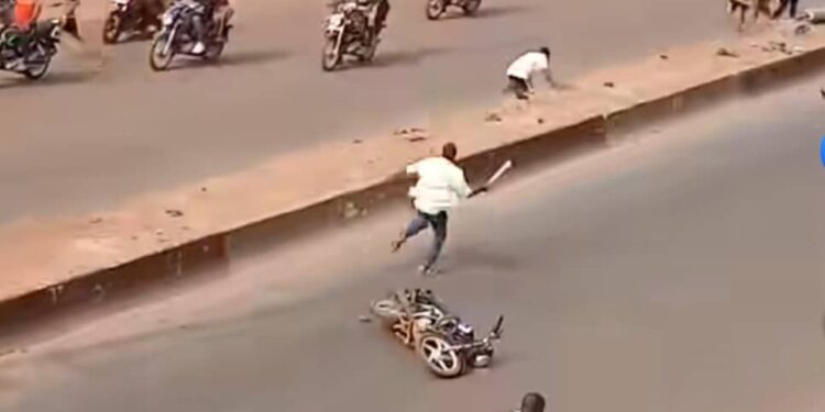 Conakry : accrochage entre jeunes autour de l&rsquo;affichage des photos du Gal Mamadi Doumbouya sur l&rsquo;axe