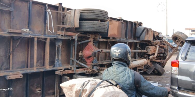 Sangoya pharmacie : un camion se renverse et crée un énorme bouchon