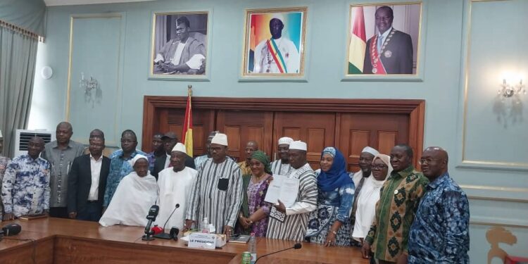 Avant-projet de nouvelle constitution : le rapport du comité d&rsquo;experts officiellement remis au CNT