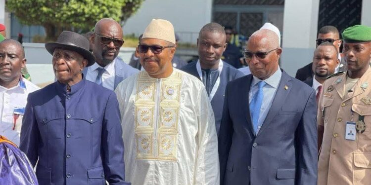 Guinée : le premier ministre réceptionne un premier lot de kits électoraux