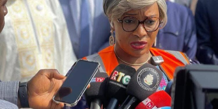 Guinée : le premier ministre réceptionne un premier lot de kits électoraux