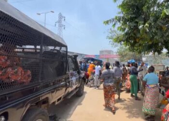 Décharge fumante de Dar-Es-Salam : « à l&rsquo;hôpital, les médecins disent que nous fumons », confie, désespérée, une manifestante