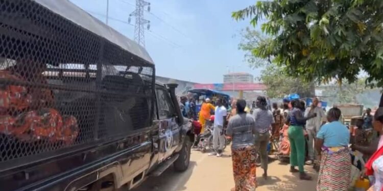 Décharge fumante de Dar-Es-Salam : « à l&rsquo;hôpital, les médecins disent que nous fumons », confie, désespérée, une manifestante