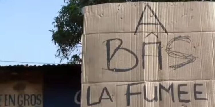 Décharge fumante de Dar-Es-Salam : « à l&rsquo;hôpital, les médecins disent que nous fumons », confie, désespérée, une manifestante