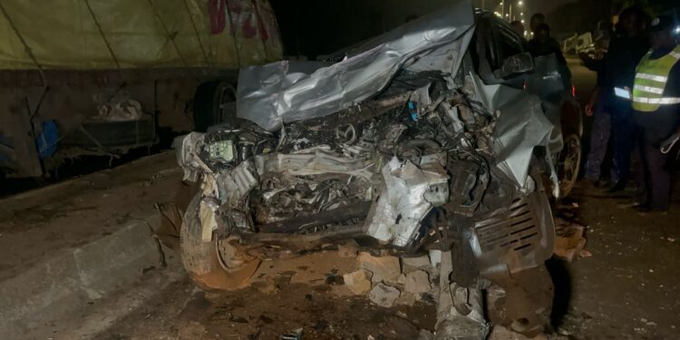 Terrible accident nocturne à Conakry : un militaire perd la vie, une jeune femme grièvement blessée