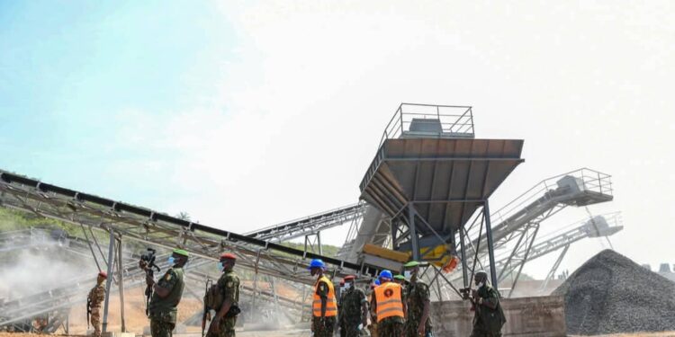 Construction des infrastructures routières : l’armée guinéenne se dote de trois centrales d’enrobage et de concassage 