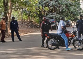 Procès en appel d&rsquo;Aliou Bah : journalistes et militants interdits d’accès à la cour d’appel de Conakry 