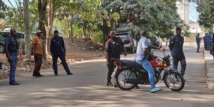 Procès en appel d&rsquo;Aliou Bah : journalistes et militants interdits d’accès à la cour d’appel de Conakry 