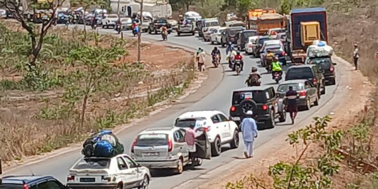 Kouria : deux camions en panne paralysent la circulation au pont de Kaka
