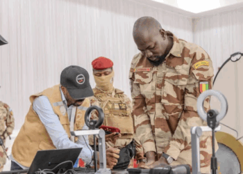 Recensement électoral: Le général Mamadi Doumbouya est désormais un « citoyen et électeur de Kaloum »