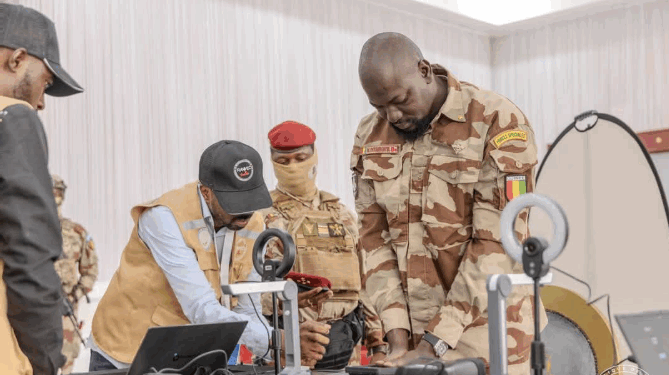 Recensement électoral: Le général Mamadi Doumbouya est désormais un « citoyen et électeur de Kaloum »