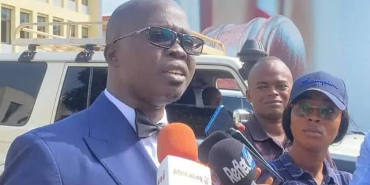 Affaire 21 milliards GNF : l’avocat du principal suspect dénonce un « lynchage médiatique » et des « violations graves » de ses droits