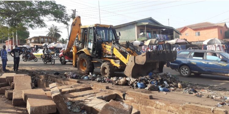 Gestion des ordures : la mairie de Matoto retire les bacs à ordures routiers et impose l’abonnement obligatoire aux PME