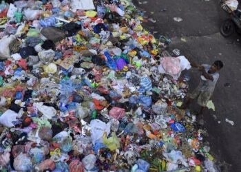 Lutte contre l’insalubrité : le gouvernorat de Conakry propose du riz contre des déchets plastiques
