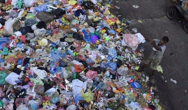 Lutte contre l’insalubrité : le gouvernorat de Conakry propose du riz contre des déchets plastiques