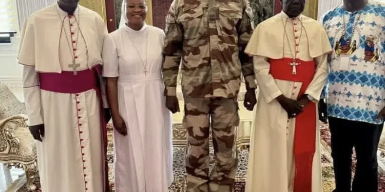 Election du nouveau Pape : le président Mamadi Doumbouya apporte son soutien au cardinal Robert Sarah