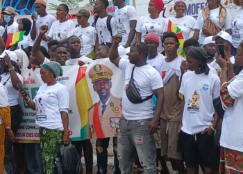 Retour du Général Doumbouya : une foule en liesse l’attend sur la route Fidel Castro