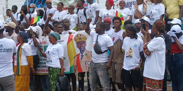 Retour du Général Doumbouya : une foule en liesse l’attend sur la route Fidel Castro