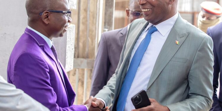 OGP : le premier ministre en visite dans les locaux de l’office, salue les prouesses de Alladji Cellou Camara 