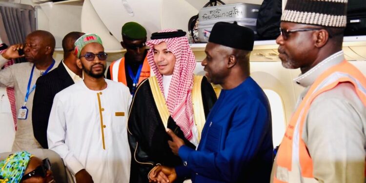 Religion : l&rsquo;Ambassadeur du Royaume d&rsquo;Arabie Saoudite à Conakry rend visite aux pèlerins guinéens rendant à la Mecque