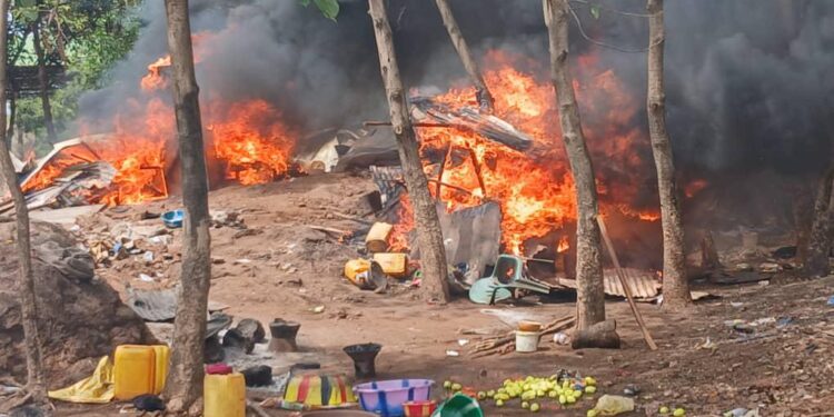 Conakry : Les forces de sécurité brûlent tout dans la zone de Bujumbura (Simbaya Gare)