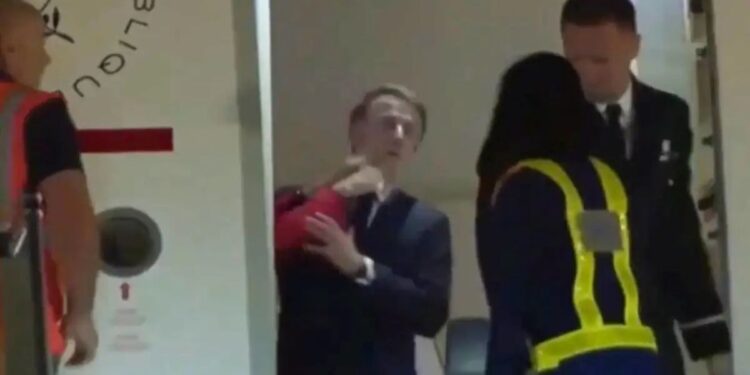 Hanoï : Brigitte Macron « gifle » le Président Emmanuel Macron