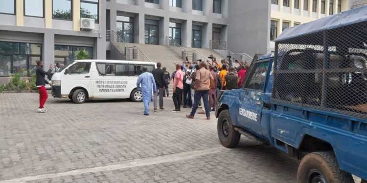 Cour d&rsquo;appel de Conakry : arrivée de Aliou Bah sous forte escorte policière