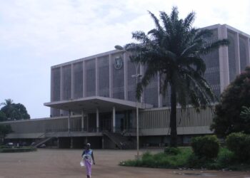Urgent – Incendie au Palais du Peuple : le feu maîtrisé, les causes encore inconnues