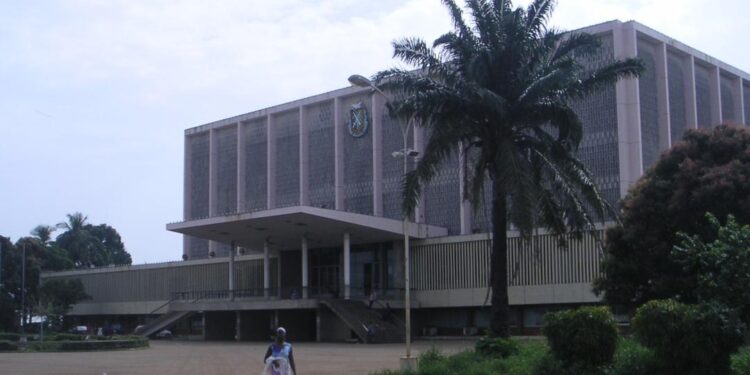 Urgent – Incendie au Palais du Peuple : le feu maîtrisé, les causes encore inconnues