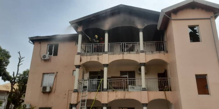 Contéyah: un immeuble R+2 prend feu