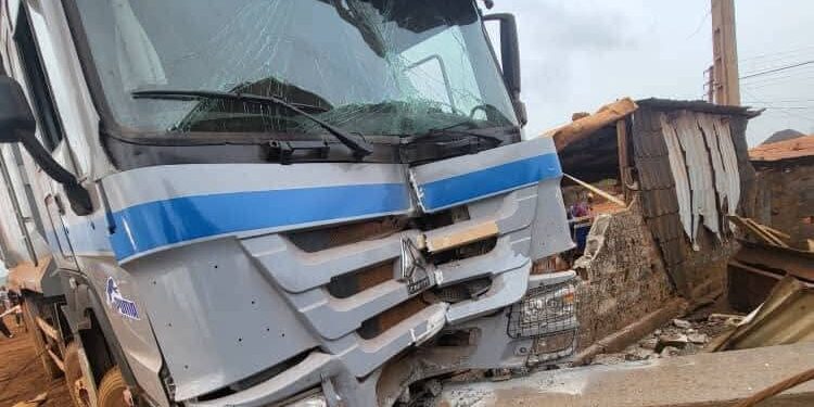 Conakry : un camion heurte des installations de EDG et plonge plusieurs quartiers dans le noir