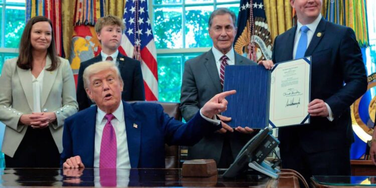 Donald Trump propose des vols gratuits aux migrants clandestins pour qu’ils s’auto-expulsent