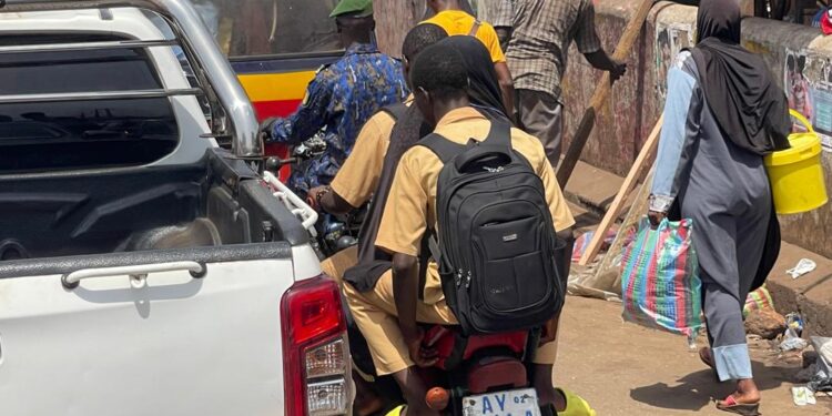 Transport d&rsquo;élèves à moto : des voix s’élèvent pour alerter sur les dangers