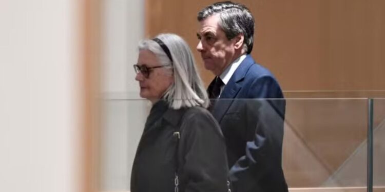 François Fillon condamné à 4 ans de prison avec sursis et 375 000 € d’amende dans l’affaire des emplois fictifs