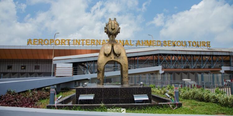 Conakry : 5,2 kg de cocaïne interceptés à l’aéroport AST, deux suspects interpellés