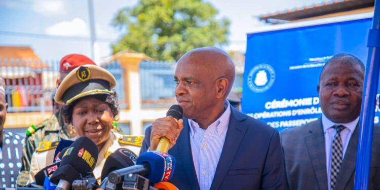 Kankan: coup d’envoi de la production des passeports biométriques, « aucun franc de plus ne sera toléré », avertit le ministre Bachir Diallo