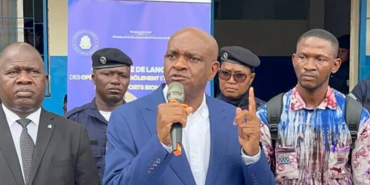 Passeports biométriques: « aucun franc de plus », prévient le ministre Bachir Diallo contre la fraude