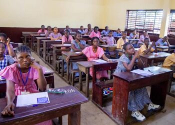 Certificat d&rsquo;études élémentaires : le ministre Jean Paul Cedy lance les premières épreuves à Kaloum