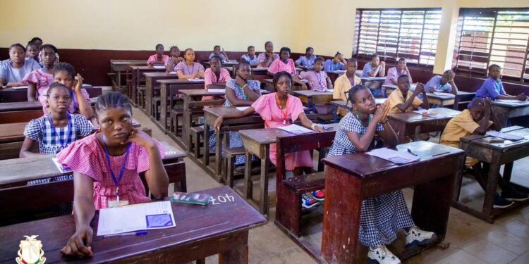 Certificat d’études élémentaires : le ministre Jean Paul Cedy lance les premières épreuves à Kaloum