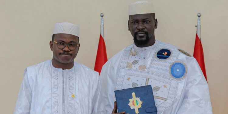 Le CNT a remis au Président Mamadi Doumbouya, le projet de nouvelle Constitution