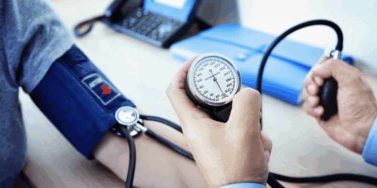 Fortes chaleurs et hypertension, ce que vous devez savoir pour éviter les complications