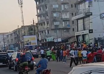 Gbessia-Centre : des jeunes en colère bloquent l’autoroute Fidel Castro pour réclamer le retour de l’électricité