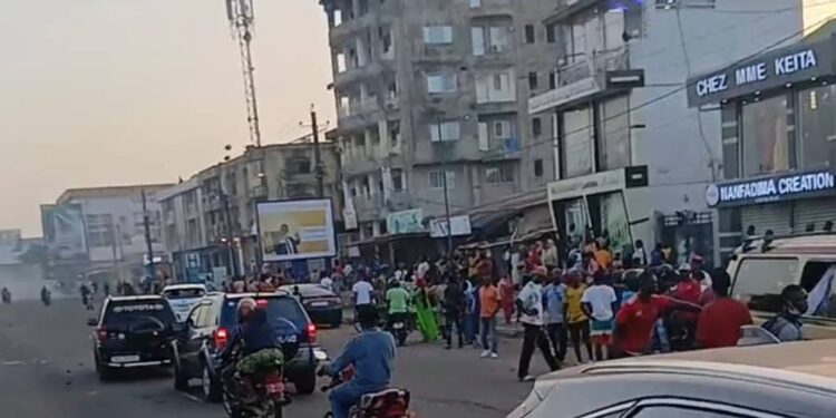 Gbessia-Centre : des jeunes en colère bloquent l’autoroute Fidel Castro pour réclamer le retour de l’électricité